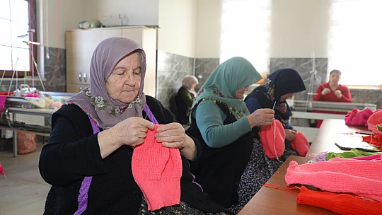KOMEK ve ASEM mensupları depremzedelerin içini ısıtıyor