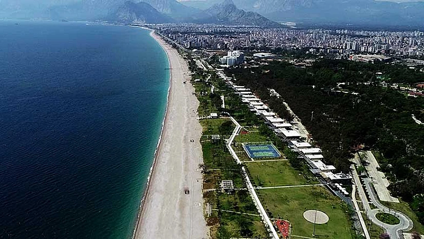 Antalya'nın dünyaca ünlü sahilinde korkutan görüntü