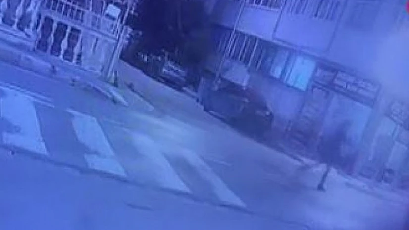 Dur ihtarına uymayıp polise ateş açtılar, 1 polis bacağından vuruldu