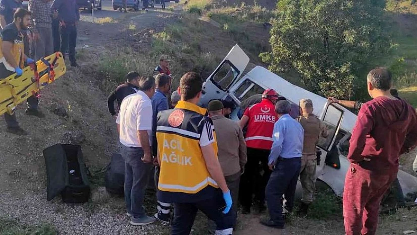 İşçileri taşıyan minibüs uçuruma yuvarlandı: 4 ölü, 6 yaralı