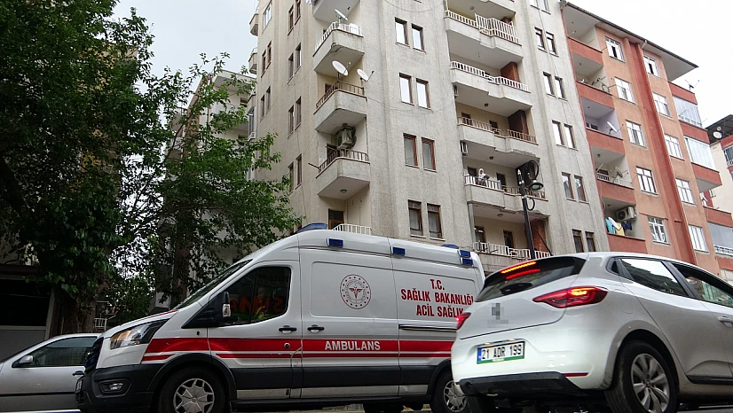 Balkondan yaşlı adamın üzerine dolap düştü