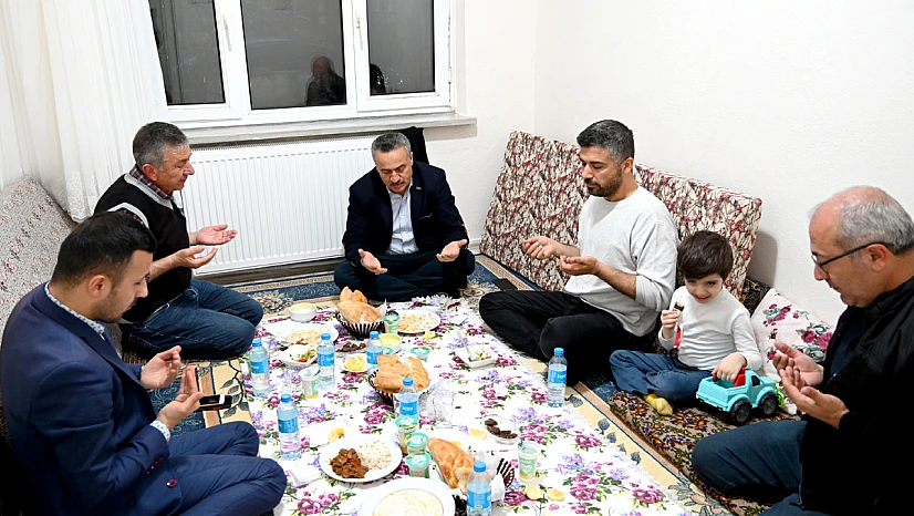 Başkan Tutal, iftarda depremzede aileye misafir oldu