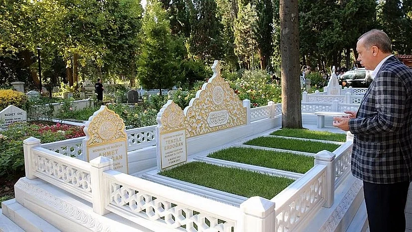 Cumhurbaşkanı Erdoğan anne ve babasının mezarını ziyaret etti