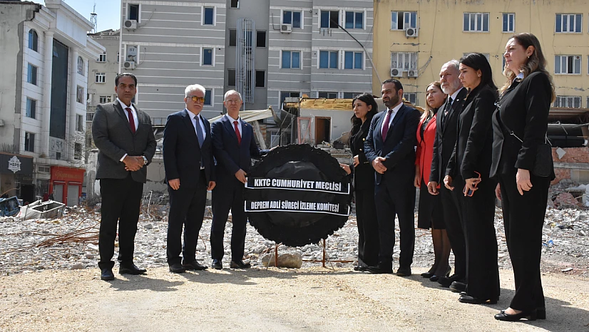 KKTC depremde yıkılan otele çelenk bıraktı