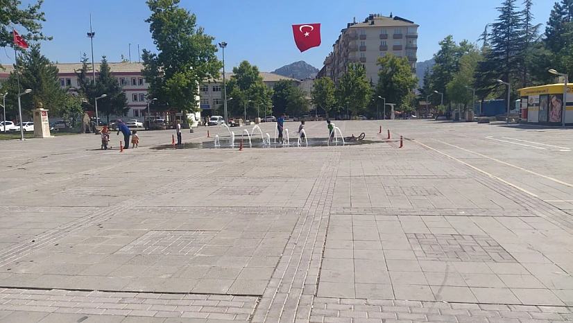 Konya'da hava sıcaklığı 35 dereceyi buldu! Çocuklar fıskiye altında serinledi