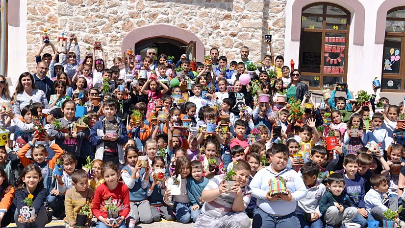 Konya'da ilkokul öğrencilerinden 'Okullar Çiçek Açıyor' projesine destek