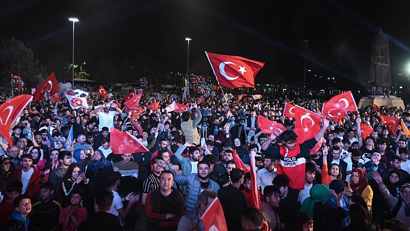 Konya Kılıçarslan Meydanında büyük kalabalık