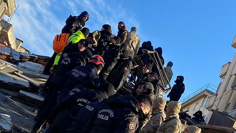Konya polisi deprem bölgesinde