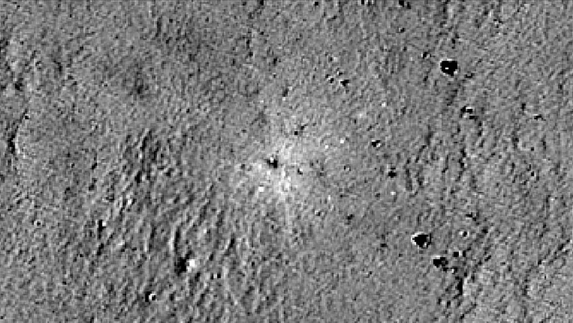 NASA, uzay aracının Ay yüzeyindeki enkazını tespit etti