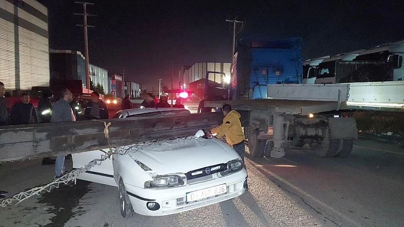 Otomobil boş dorsenin altında sıkıştı! Sürücü ağır yaralandı!