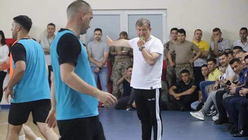 Polisler futbolcu, Tanju Çolak hakem oldu
