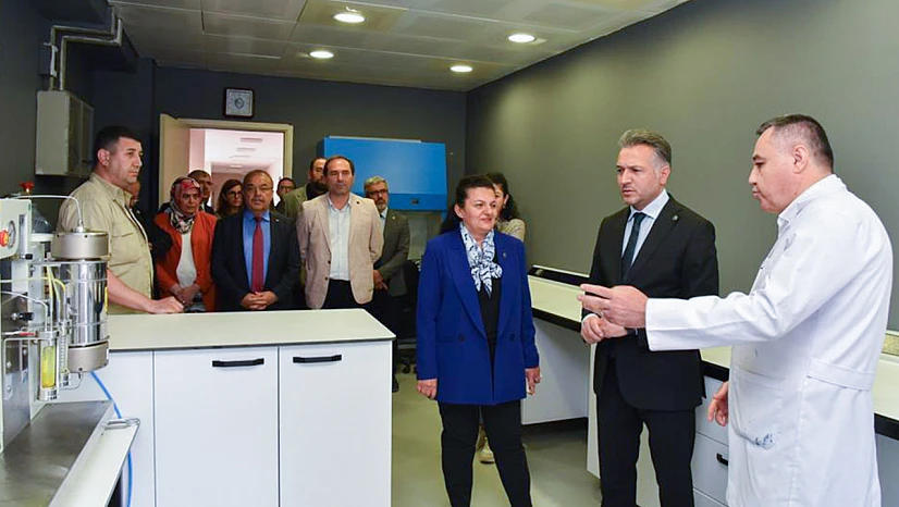 Rektör Aksoy, Fen Fakültesi laboratuvarlarını inceledi