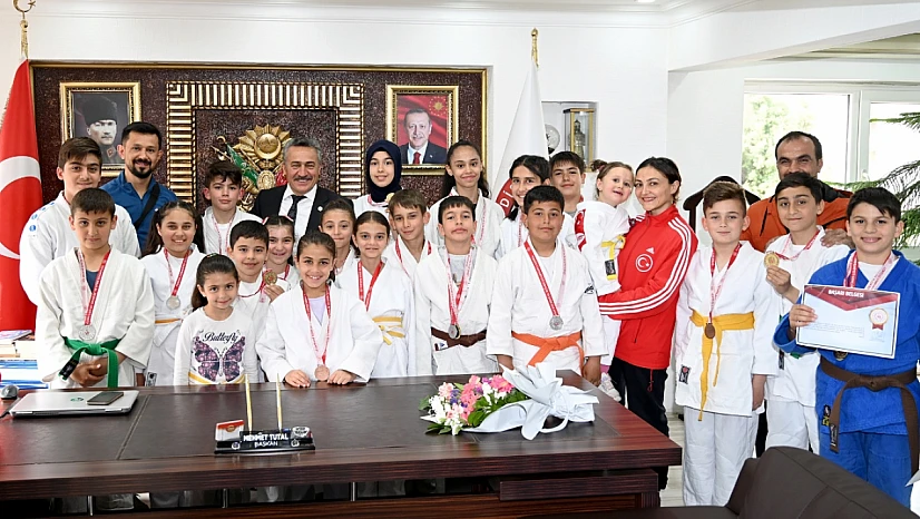 Şampiyonlardan Başkan Tutal'a ziyaret