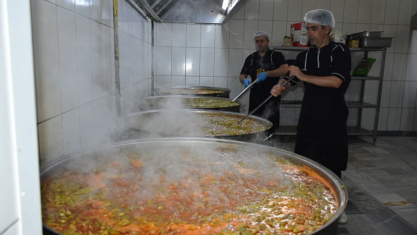 Türk Kızılay deprem bölgesinde sıcak yemek dağıtıyor