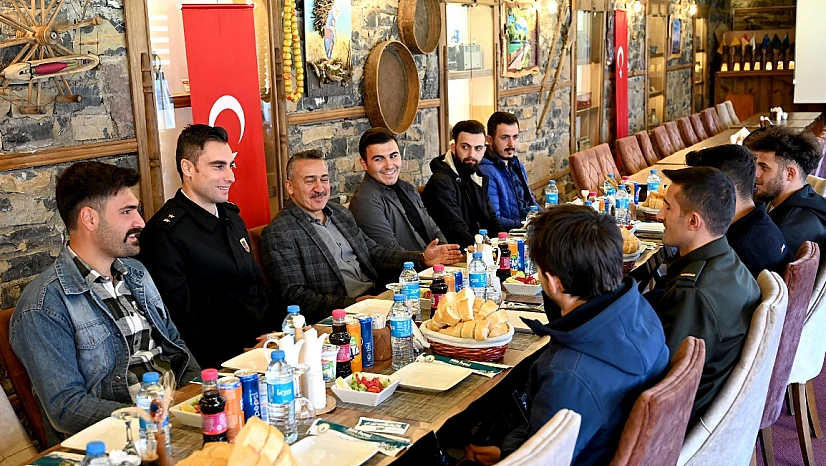 Tutal, Mehmetçiklerle yemekte bir araya geldi