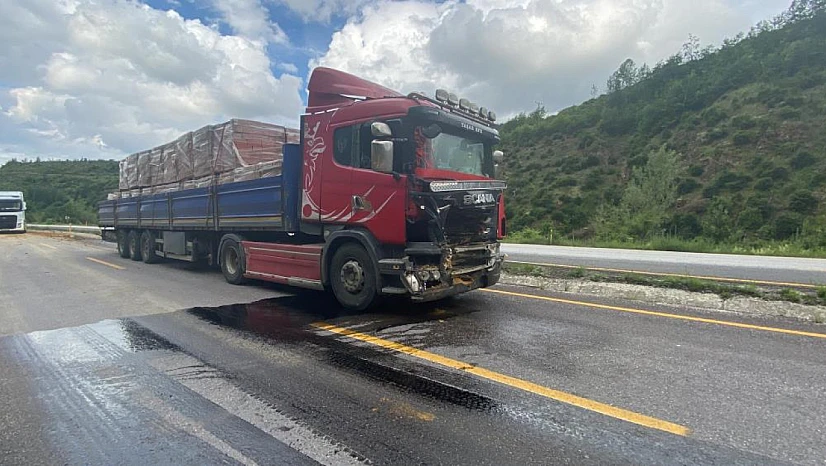 Yuvarlanan kaya tıra çarptı, sürücü ne olduğunu anlamadı