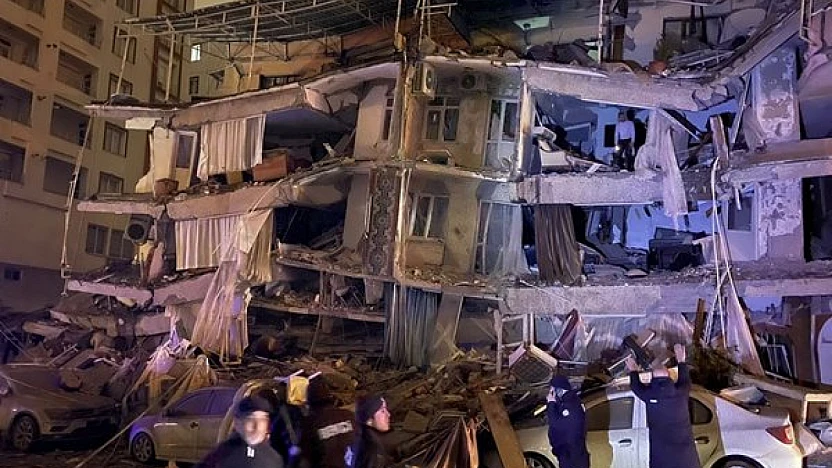 Deprem sonrası kritik karar! Valilerin görev yerleri değişti